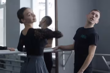 Олександр Заставний з ученицею, кадр із сюжету пік: YouTube