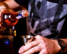 Отрута із градусом: смертельна "паленка" кримських окупантів налякала іноземців
