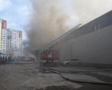 Пожежа на місці влучання дрона по поштовому відділенню в Харкові