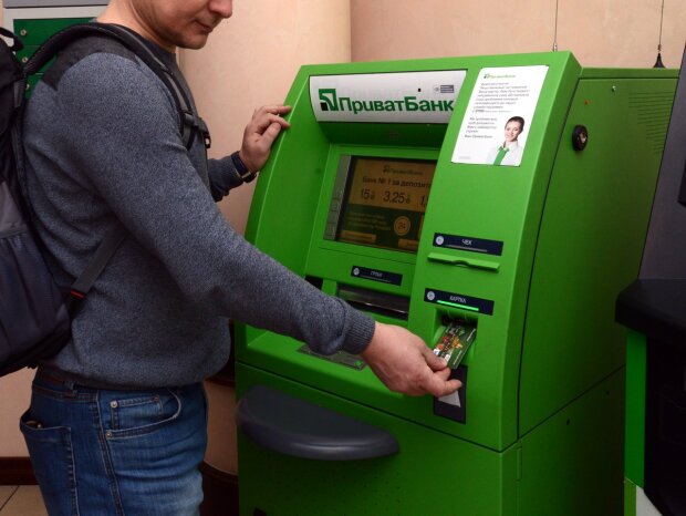 Чоловік біля банкомату ПриватБанку