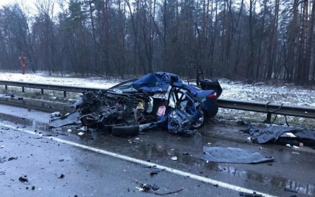 Кровавое ДТП под Киевом: грузовик раздавил Renault вместе с водителем