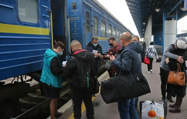 Пассажиры "Укрзализныци", скриншот: YouTube