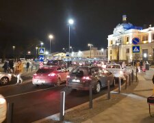 Львовяне показали горе-реконструкцию возле вокзала, стоят в пробках часами: "Горите в аду"