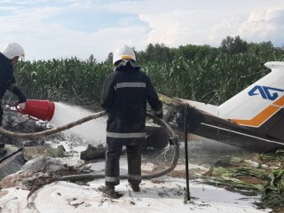 Под Києвому упал и загорелся легкомоторный самолет, фото: ГСЧС