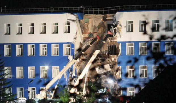 Под завалами казармы в Омске погибло уже 18 человек (фото, видео)