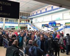 Стихія вирує: пасажири стали бранцями аеропорту