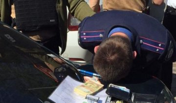 Київський слідчий попався на багатотисячному хабарі