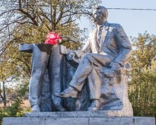 Художник зібрав останки українських «Леніних» у фотопроект (фото)