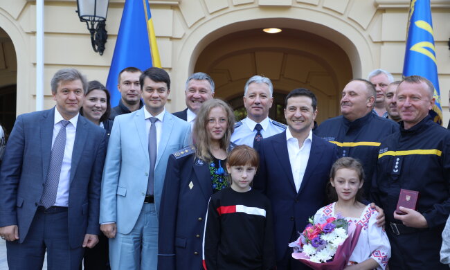 Пишається вся Україна: Зеленський нагородив двох вінницьких героїв-рятівників