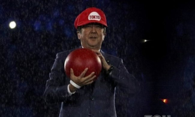 Японський прем'єр приміряв образ Супер Маріо