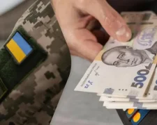 Гроші та пенсійне посвідчення