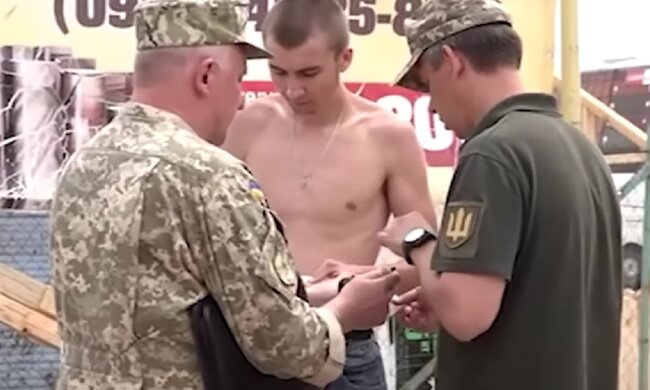 Сотрудники ТЦК. Фото: скрин youtube