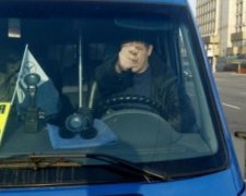 Водія маршрутки в Запоріжжі звільнили через "дулю" бійцю АТО