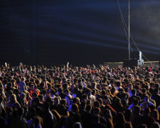 Репнув від "таланту": відома співачка так увійшла в кураж, що публіка побачила усі яскраві місця на тілі