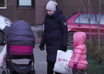 Українка з дитиною. Фото: скрін youtube