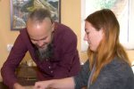Пара из Закарпатья превращает бутылки из-под пива и вина в тарелки
