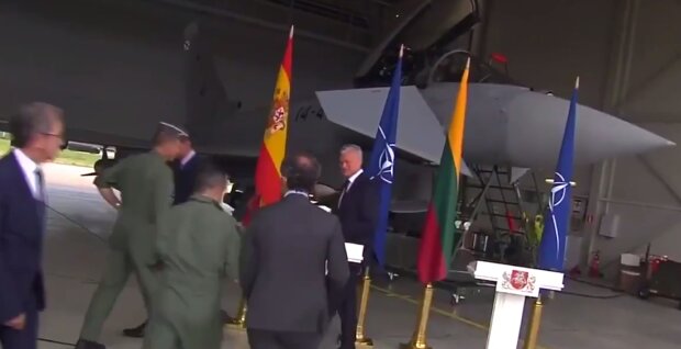 Російський літак зірвав брифінг лідерів Литви та Іспанії, кадр з відео: YouTube