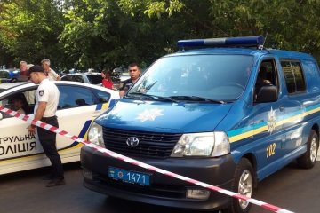 Неадекват влаштував одеситам "душ" із сміття, "це весело": дикі кадри