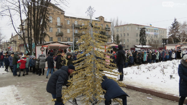 Дети Донбасса поставили рекорд: возле линии фронта установлена уникальная елка