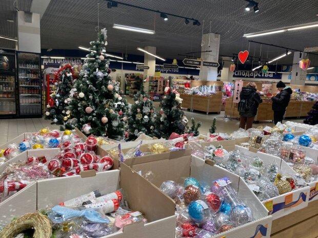 Штучні ялинки, Новий рік, супермаркет. Фото: Знай.ua