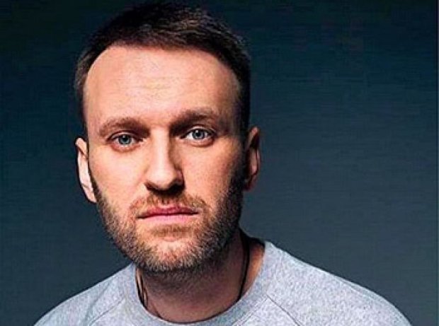 Навального одягли у футболку «Азова»
