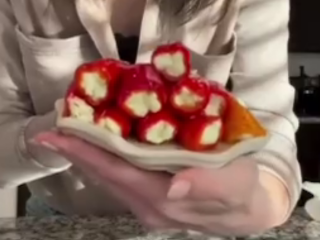 Сливочные перцы в маринаде, кадр из видео