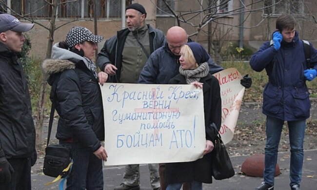 Одеські волонтери вимагають від «Червоного Хреста» повернути гумдопомогу (фото)