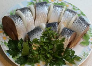 Маринований оселедець, скріншот: YouTube