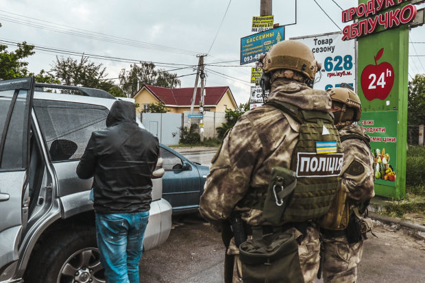 Десять авто на мотлох та поранені копи: у Києві банда домушників "нагрішила" на довічне