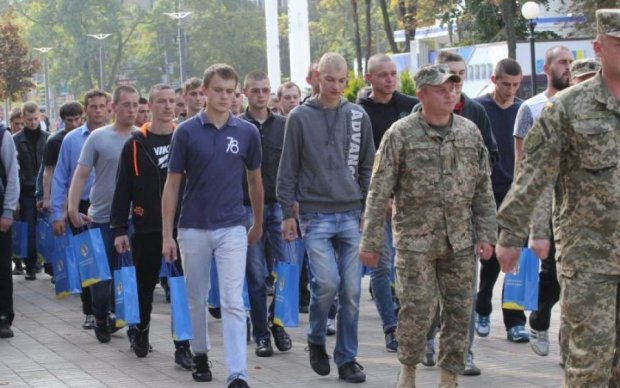 Восьмерых украинцев забрали из хостела прямо в военкомат
