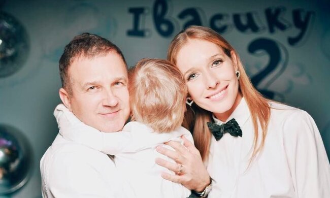 Осадча захопила першим Днем знань маленького сина: в різних кросівках і з книжечками