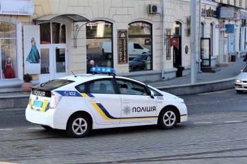 Станцювала на капоті поліцейського "Пріуса": мама 12-річної тінейджерки заплатить за розваги доні