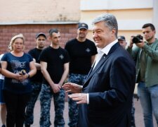 Порошенко попіарився на звільненні моряків: "Скажіть хто-небудь ексу, що він уже не президент"