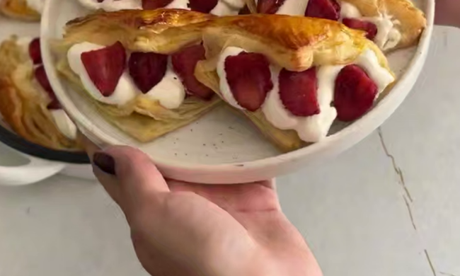 Слойки с кремом и клубникой, кадр из видео