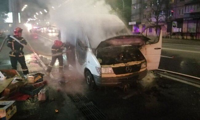 В Киеве автобус посреди улицы превратился в пылающий факел – пожарные не успели спасти