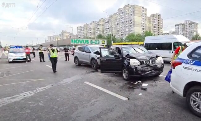 В Киеве молодой полицейской сломали ноги