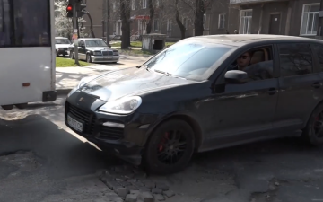 Ямы на дороге. Фото: скрин youtube