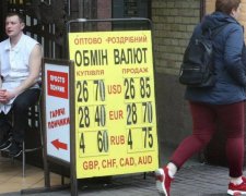 Курс валют на 3 квітня: долар і євро худнуть на очах