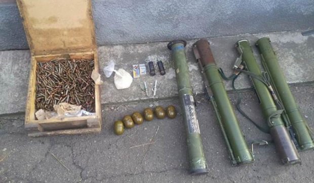 Два тайника с оружием нашли под Марьинкой (фото)
