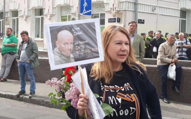 Мати загиблої екс-регіоналки Бережної отримала в обличчя від активістів