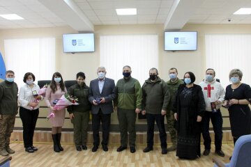 На Донбассе наградила волонтеров за помощь украинским воинам, фото: штаб ООС