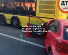 У Києві недосвідчений водій "влетів" у автобус (фото)