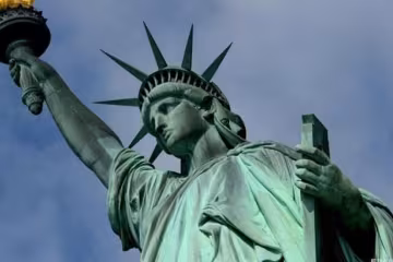 Статуя Свободи "запросила" біженців до США