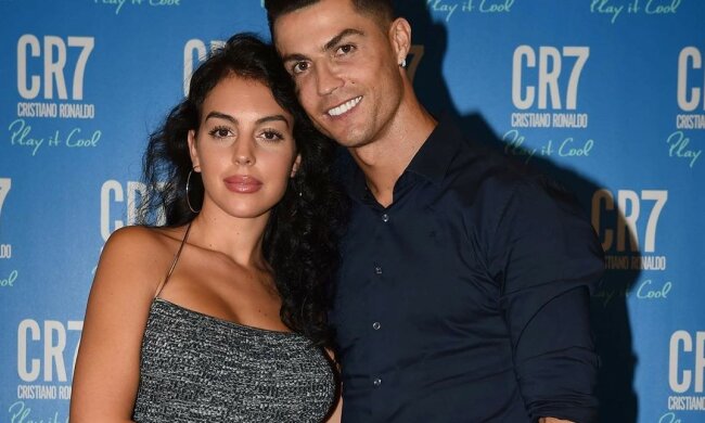 Возлюбленная Роналду похвасталась пышными формами: пикантные фото в мини-платье