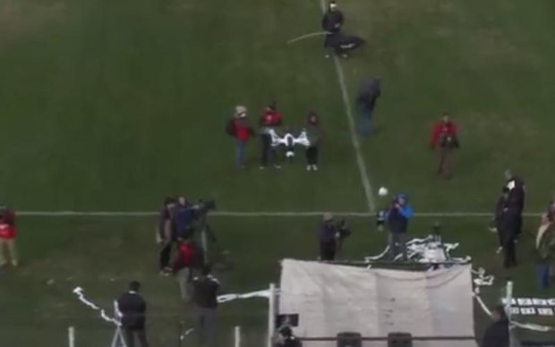 Вболівальник збив дрон під час футбольного матчу

