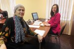 Пенсионерка получает консультацию о доплате за стаж