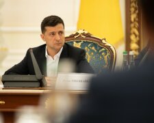 Зеленський скромніший за всіх: українцям розсекретили захмарні зарплатні Богдана, Рябошапки і Гончарука