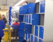 Єнот-полоскун нервово курить, любитель чистоти тихцем обчистив АТБ, найкумедніший грабіж