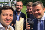 "А Вова вийде?" У Львові Зеленського зустрічають з шаурмою, роверами та піаніно