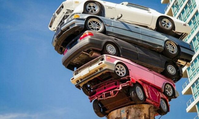 Канадець створив витвір мистецтва зі старих автомобілів (фото)